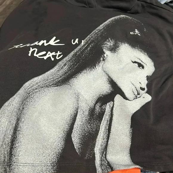 Ariana Grande H&M Crop Sweatshirt Hoodie Women's Thank U Next Gray - Picture 2 of 10